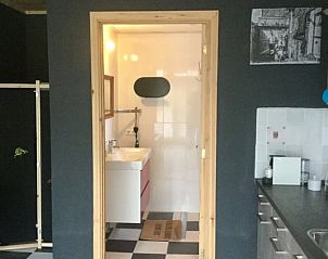 Badkamer in Vakantiehuis in Sint Annaparochie, Friesland, met moderne voorzieningen en strakke afwerking.