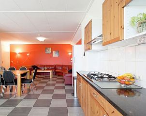 Ruime keuken en woonkamer in Huisje in Sint Annaparochie, perfect voor ontspanning in het Friese platteland, Friesland.