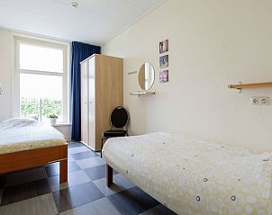 Comfortabele slaapkamer in Huisje in Sint Annaparochie met uitzicht op het Friese platteland, Friesland.