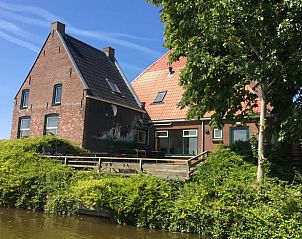 Buitenkant van Huisje in Sint Annaparochie, gelegen aan het water in het Friese platteland, Friesland.