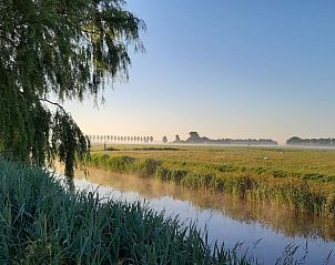 Rustgevend uitzicht op het Friese platteland bij zonsopgang vanuit Huisje in Sint Annaparochie, Friesland.