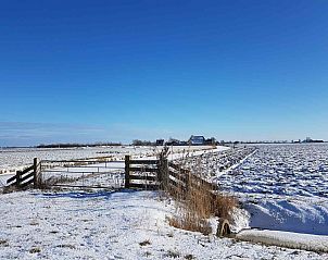 Slaapkamer met comfortabele bedden in vakantiehuis FR290, Sint Annaparochie, Friesland.