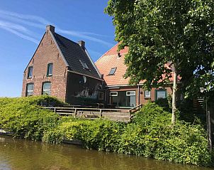 Tractorrit met kinderen op het platteland bij vakantiehuis FR290, Sint Annaparochie, Friesland.