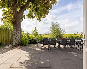 Ruim terras bij Groep in Friesland vakantiehuis in Sint Annaparochie, ideaal voor buiten dineren met uitzicht op het Friese landschap.