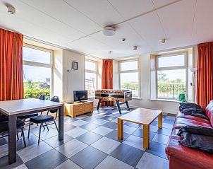 Gezellige binnenruimte van Groep in Friesland vakantiehuis in Sint Annaparochie met spelmogelijkheden en veel natuurlijk licht.