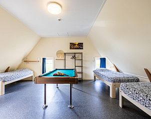 Slaapkamer in Groep in Friesland vakantiehuis in Sint Annaparochie met biljarttafel, ideaal voor ontspanning op het Friese platteland.