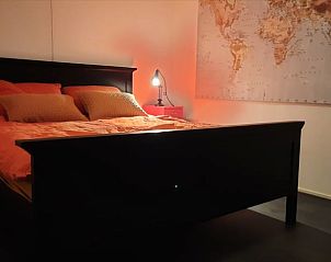 Slaapkamer met tweepersoonsbed in Huisje in Wommels, vakantiehuis in het Friese platteland, Friesland.