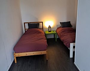 Gezellige kamer met twee eenpersoonsbedden in Huisje in Wommels, Friesland.