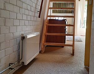 Houten trap naar bovenverdieping in Huisje in Wommels, Friese vakantiewoning.