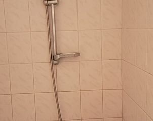 Douche in badkamer van Huisje in Wommels, vakantiehuis op het Friese platteland.