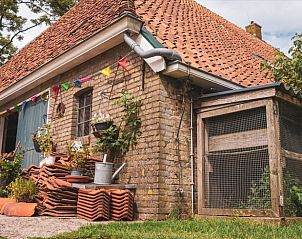 Rustieke buitenkant van Huisje in Wommels, vakantiehuis in Friesland met landelijke charme.