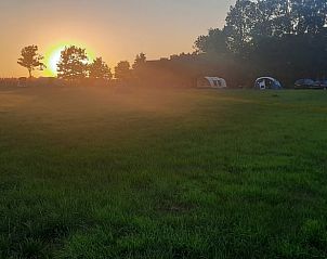 Prachtige zonsondergang bij Huisje in Wommels, vakantiehuis op het Friese platteland.