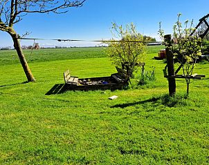 Ruim grasveld en natuur bij Huisje in Wommels, vakantiehuis in Friesland.