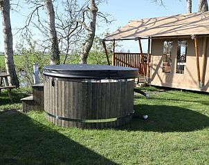 Buitenzijde van Huisje in Wommels met hot tub, op het Friese platteland in Friesland.