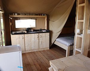 Knusse binnenruimte van Huisje in Wommels, een vakantiehuis met keuken en slaapkamer op het Friese platteland in Friesland.