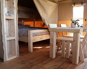 Comfortabele eethoek en slaapruimte in Huisje in Wommels, een sfeervolle vakantiewoning in het hart van Friesland.