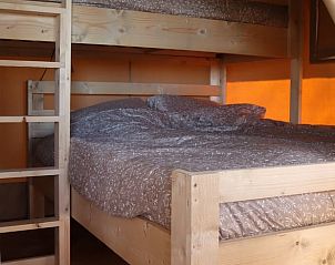 Ruime slaapkamer met stapelbed in Huisje in Wommels, een gezinsvriendelijke safaritent op het Friese platteland in Friesland.