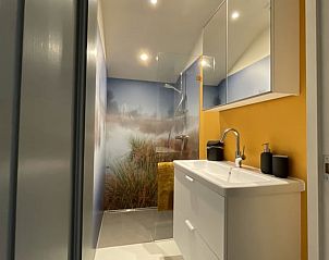 Natuurlijke omgeving van Vakantiehuis in De Tike, met groene velden en bomen in Friesland.