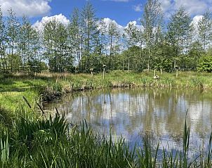 Zitplaats aan het water bij Vakantiehuis in De Tike, een plek voor ontspanning in Friesland.
