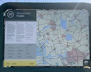 Koeien oversteken op een landelijke weg nabij Vakantiehuis in De Tike, Friesland.