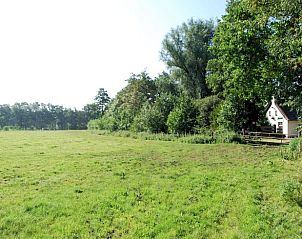 Uitgestrekt landschap rondom Huisje in Jistrum, perfect voor natuurliefhebbers.