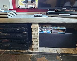 Entertainmenthoek in Huisje in Jistrum met stereo en films voor vermaak.