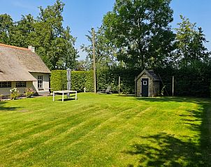 Grote tuin bij vakantiehuis Jistrum, perfect voor ontspanning in de natuur.