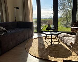 Zonnige zithoek met uitzicht bij Huisje in Pingjum, vakantiehuis in Friesland.