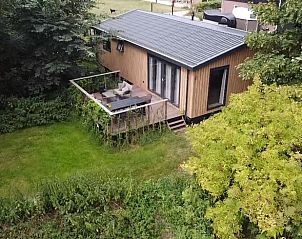 Huisje in Pingjum, een vakantiehuis omgeven door natuur in het Friese platteland, Friesland.