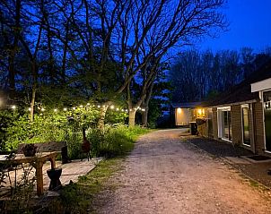 Sfeervolle avondverlichting bij Huisje in Pingjum, vakantiehuis in het Friese platteland.