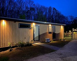 Huisje in Pingjum bij nacht, vakantiehuis met sfeervolle verlichting in Friesland.