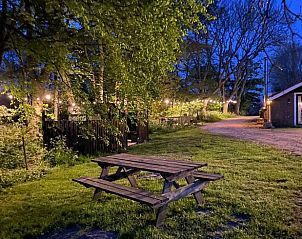 Picknicktafel in verlichte tuin bij Huisje in Pingjum, vakantiehuis in Friesland.