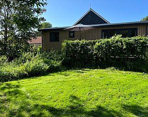 Groene tuin om Huisje in Pingjum, vakantiehuis op het Friese platteland, Friesland.