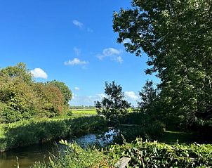 Prachtig uitzicht op water en natuur bij Huisje in Pingjum, vakantiehuis in Friesland.