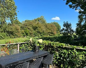 Buiten dineren op terras bij Huisje in Pingjum, vakantiehuis in het Friese platteland.