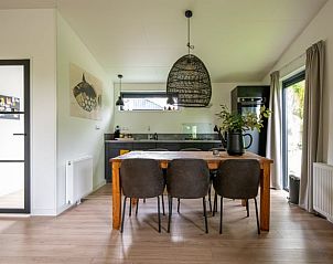 Gezellige eetkamer in Huisje in Pingjum, vakantiehuis op het Friese platteland.