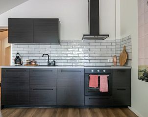 Stijlvolle keuken in Vakantiehuisje in Pingjum, Het Friese platteland, Friesland.