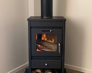 Gezellige houtkachel in Vakantiehuisje in Pingjum, Het Friese platteland, Friesland.