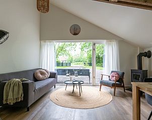 Lichte woonkamer in Vakantiehuisje in Pingjum met uitzicht op tuin, Het Friese platteland, Friesland.