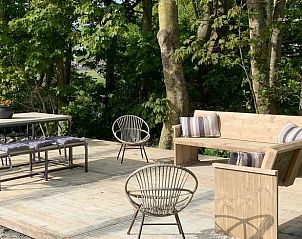 Zonnig terras met comfortabele zitjes bij Vakantiehuisje in Pingjum, Het Friese platteland, Friesland.