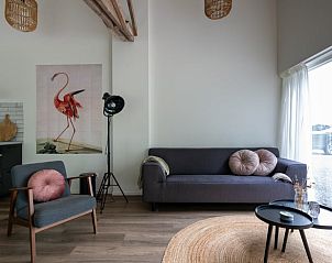 Stijlvolle woonkamer in Vakantiehuisje in Pingjum met moderne inrichting, Het Friese platteland, Friesland.