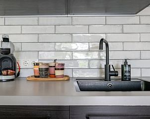 Moderne keuken met koffiezetapparaat in Vakantiehuisje in Pingjum, Het Friese platteland, Friesland.