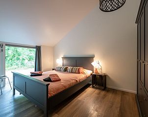 Ruime slaapkamer met tweepersoonsbed in Vakantiehuisje in Pingjum, Het Friese platteland, Friesland.