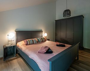 Gezellige slaapkamer met houten vloer in Vakantiehuisje in Pingjum, Het Friese platteland, Friesland.