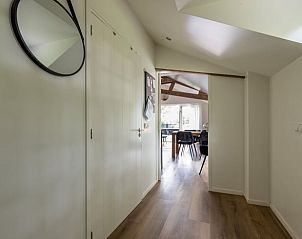 Hal met houten vloer in Vakantiehuisje in Pingjum, Het Friese platteland, Friesland.