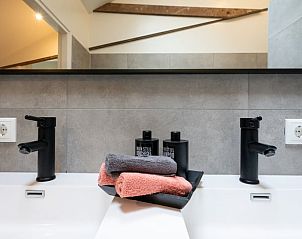 Stijlvolle badkamer met verzorgingsproducten in Vakantiehuisje in Pingjum, Het Friese platteland, Friesland.