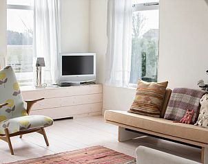 Gezellige woonkamer in Vakantiehuisje in Pingjum met uitzicht op het Friese platteland.