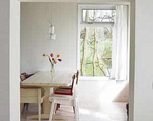 Eethoek in Vakantiehuisje in Pingjum met uitzicht op de natuur van het Friese platteland.