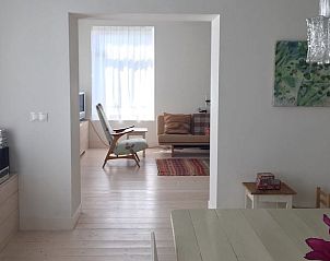 Lichte binnenruimte van Vakantiehuisje in Pingjum met moderne inrichting en comfortabele zithoek.