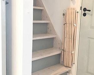 Houten trap in Vakantiehuisje in Pingjum met toegang tot knusse bovenverdieping.